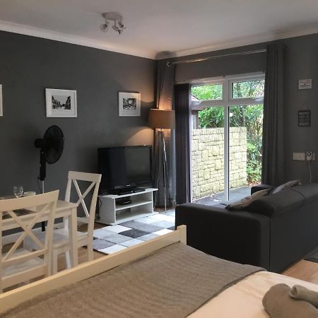 Self-Contained Apartment コーシャム エクステリア 写真