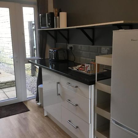 Self-Contained Apartment コーシャム エクステリア 写真