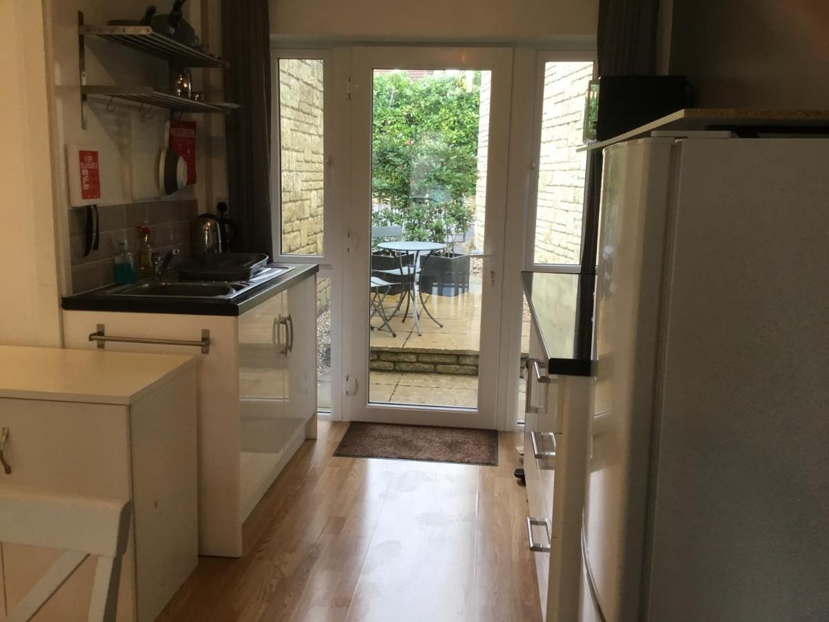 Self-Contained Apartment コーシャム エクステリア 写真