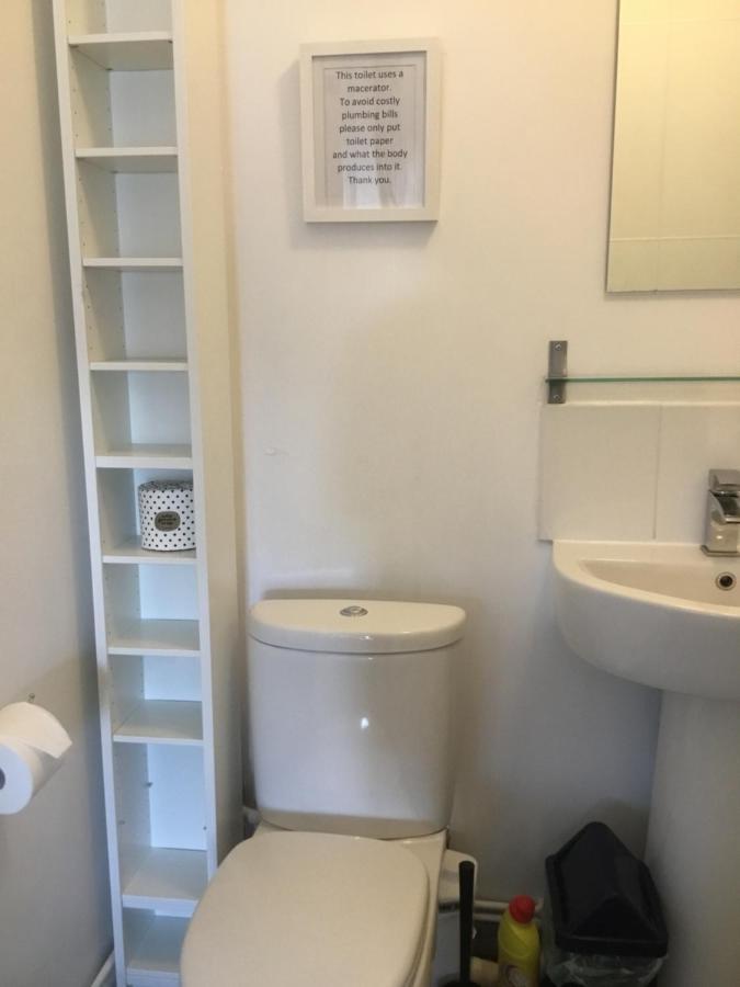 Self-Contained Apartment コーシャム エクステリア 写真